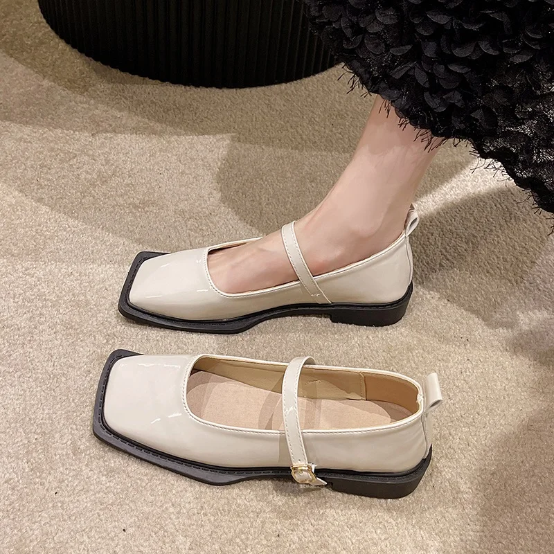 Обувь на плоской подошве
Обувь на плоской подошве