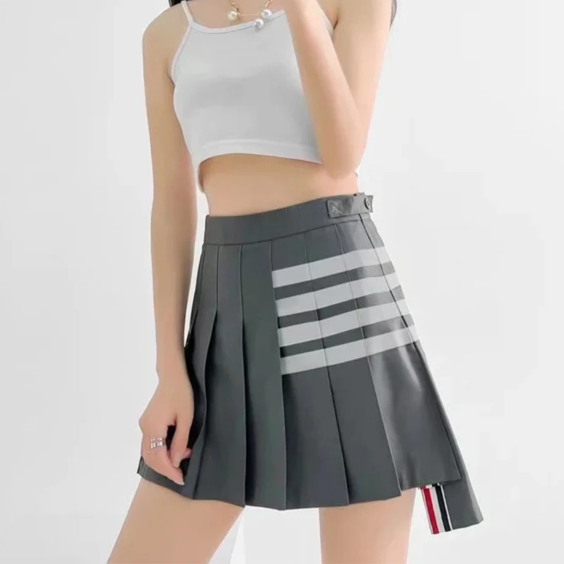College Style Four Bar High Waist Pleated Skirt New Women's Clothing Patchwork Irregular A Line Short Skirt Summer Casual Style
College Style Four Bar High Waist Pleated Skirt New Women's Clothing Patchwork Irregular A Line Short Skirt Summer Casual Style