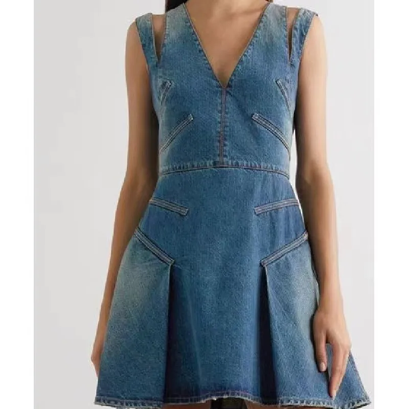 Women's half skirt, vintage sleeveless cotton washed small skirt, Korean fashion V-neck, denim skirt, spring novelty 2023.
Women's half skirt, vintage sleeveless cotton washed small skirt, Korean fashion V-neck, denim skirt, spring novelty 2023.