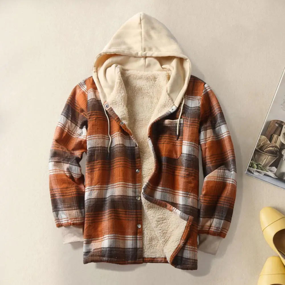 Мужская зимняя куртка в клетку, с капюшоном и накладными карманами 
Мужская зимняя куртка в клетку, с капюшоном и накладными карманами