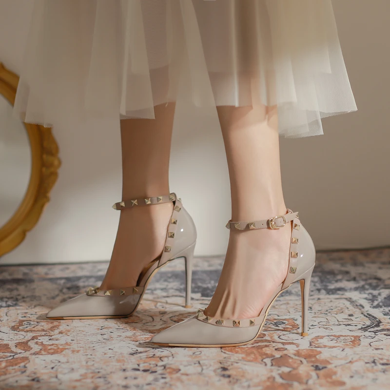 Женские туфли на шпильке с заклепками, туфли на высоком каблуке-шпильке, привлекательные туфли с острым носком и пряжкой, 2022
Женские туфли на шпильке с заклепками, туфли на высоком каблуке-шпильке, привлекательные туфли с острым носком и пряжкой, 2022