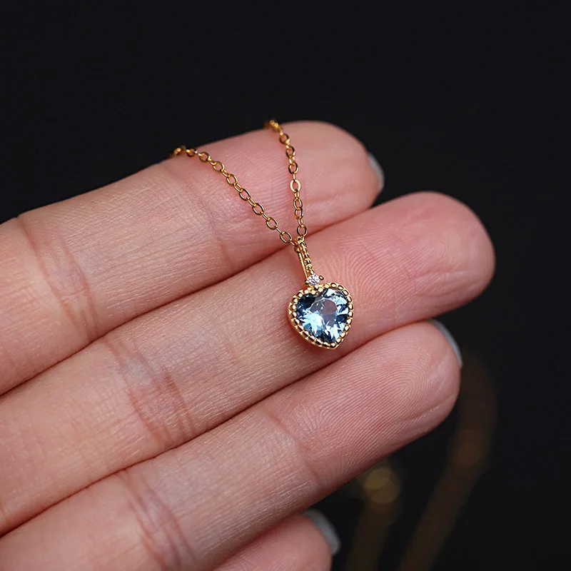 Женская цепочка в форме сердца из синего циркона 
Женская цепочка в форме сердца из синего циркона