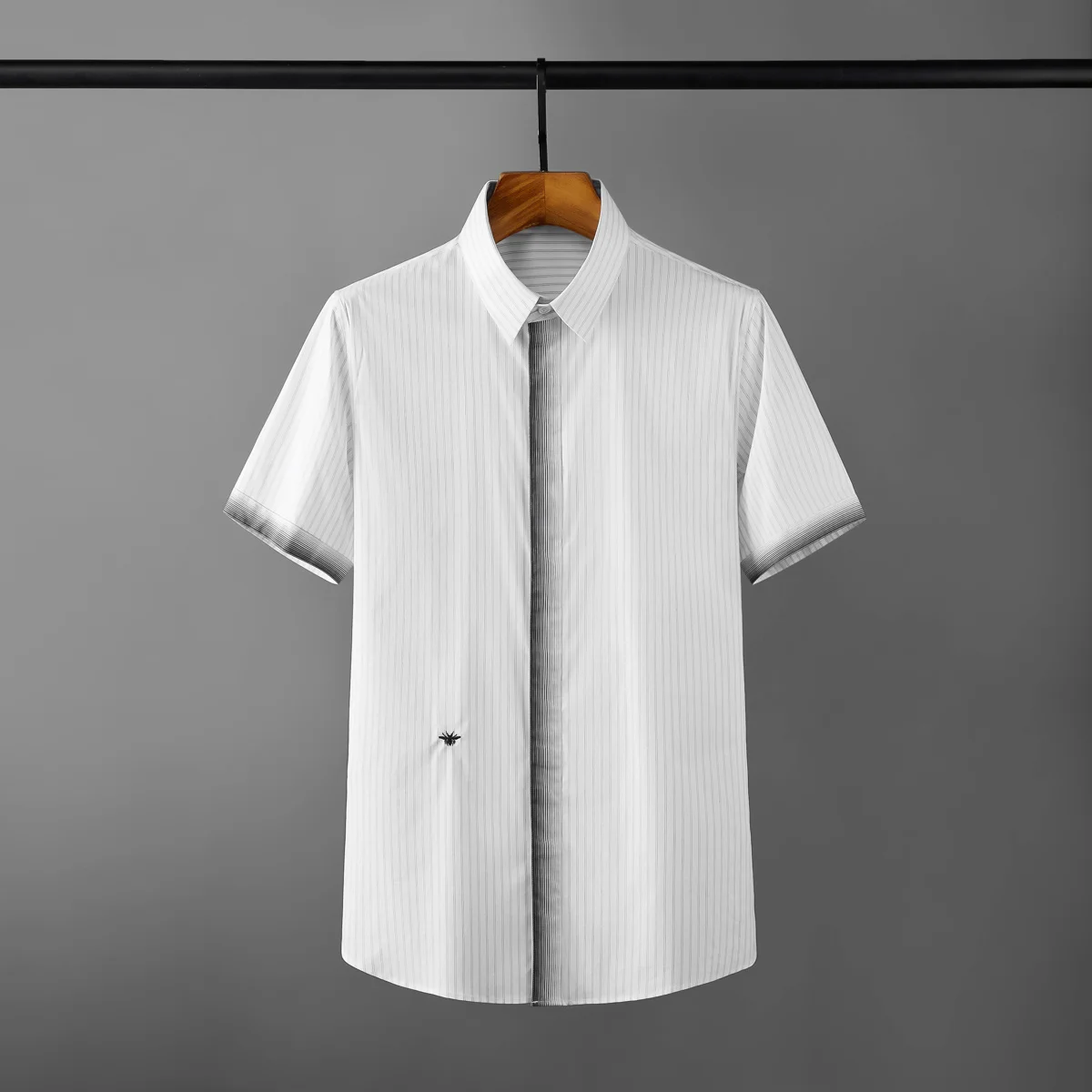 2024 Summer Luxury Striped Embroidery Shirts for Men Short Sleeve Slim Casual Shirt Business Formal Dress Party Tuxedo
2024 Summer Luxury Striped Embroidery Shirts for Men Short Sleeve Slim Casual Shirt Business Formal Dress Party Tuxedo