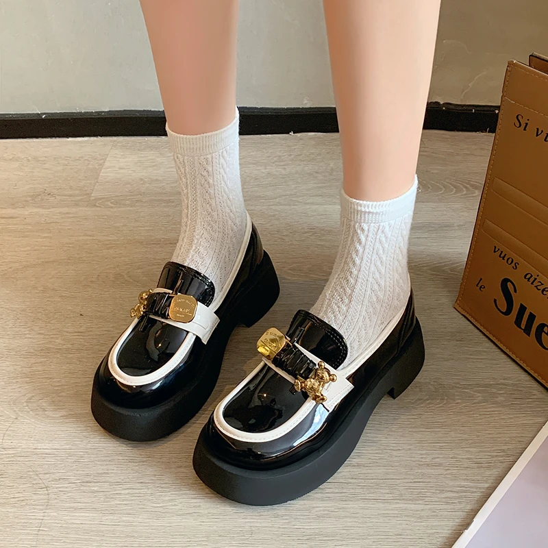 Loafers Flats Shoes Women Spring Black Patent Leather Retro Fashion Design Ladies Girls Classics Casual Shoes for Woman 2022
Loafers Flats Shoes Women Spring Black Patent Leather Retro Fashion Design Ladies Girls Classics Casual Shoes for Woman 2022