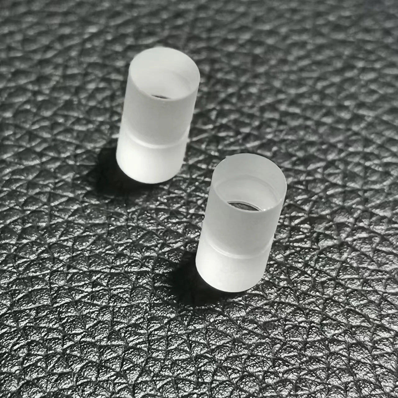 Точечная оптическая цилиндрическая призма с прорезью на обоих концах, полированная, диаметр 6,3 мм, Длина 12 мм