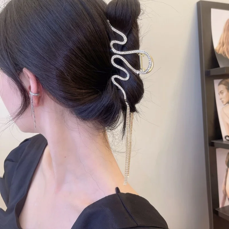 Retro Metal Line Tassel Catch Clip Female Back Head Shark Clip Hairpin Korean New Fashion Hair Styling Hairpin Headwear
Retro Metal Line Tassel Catch Clip Female Back Head Shark Clip Hairpin Korean New Fashion Hair Styling Hairpin Headwear