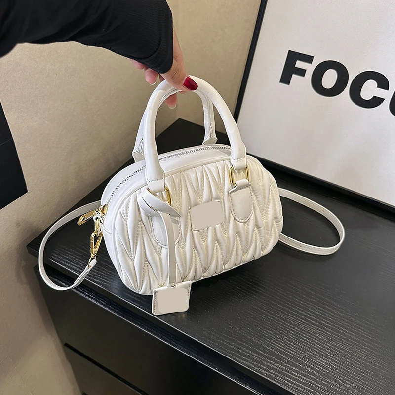 2023 New Fashion Pillow Fold Embroidery One Shoulder Crossbody Bag Cloud Handbag Soft Sheep Leather Small Bowling Handbag
2023 New Fashion Pillow Fold Embroidery One Shoulder Crossbody Bag Cloud Handbag Soft Sheep Leather Small Bowling Handbag