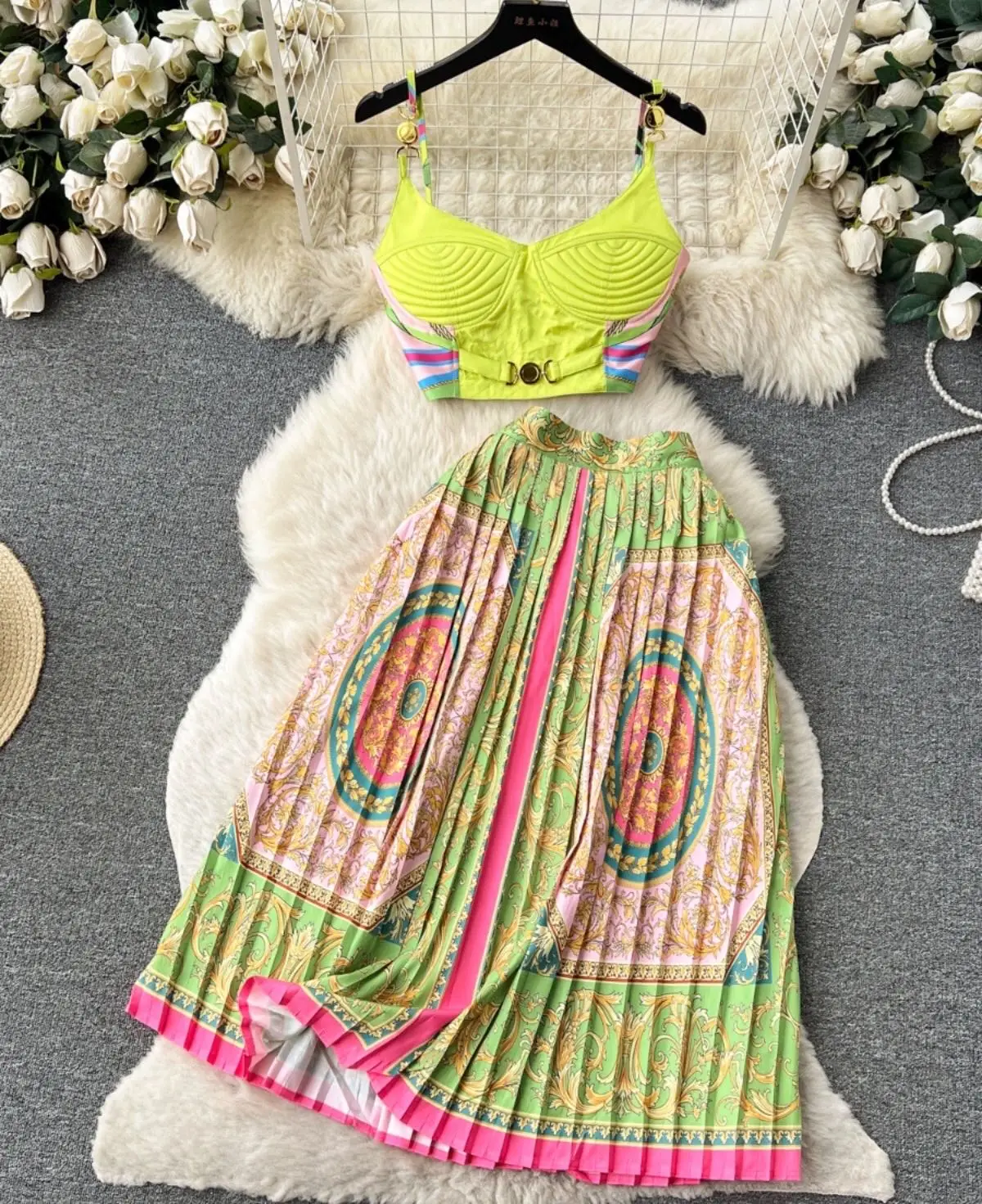 European and American Retro Palace Style Printing Set for Women's Short French Bra Suspender Vest+High Waist Pleated Skirt
European and American Retro Palace Style Printing Set for Women's Short French Bra Suspender Vest+High Waist Pleated Skirt