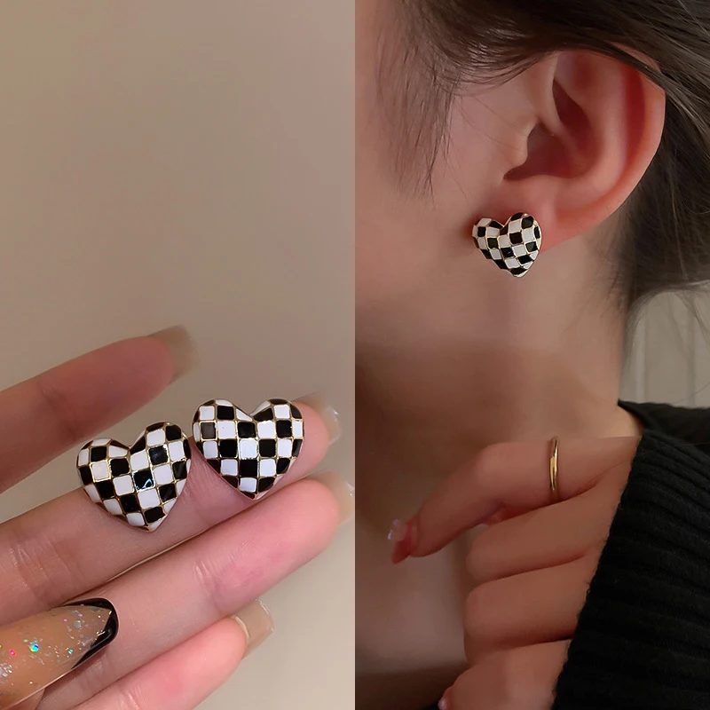 New Design Checkerboard Black White Love Heart Stud Earrings for Women Simple Stereoscopic Drip Glaze Earring Fashion Jewelry
New Design Checkerboard Black White Love Heart Stud Earrings for Women Simple Stereoscopic Drip Glaze Earring Fashion Jewelry
