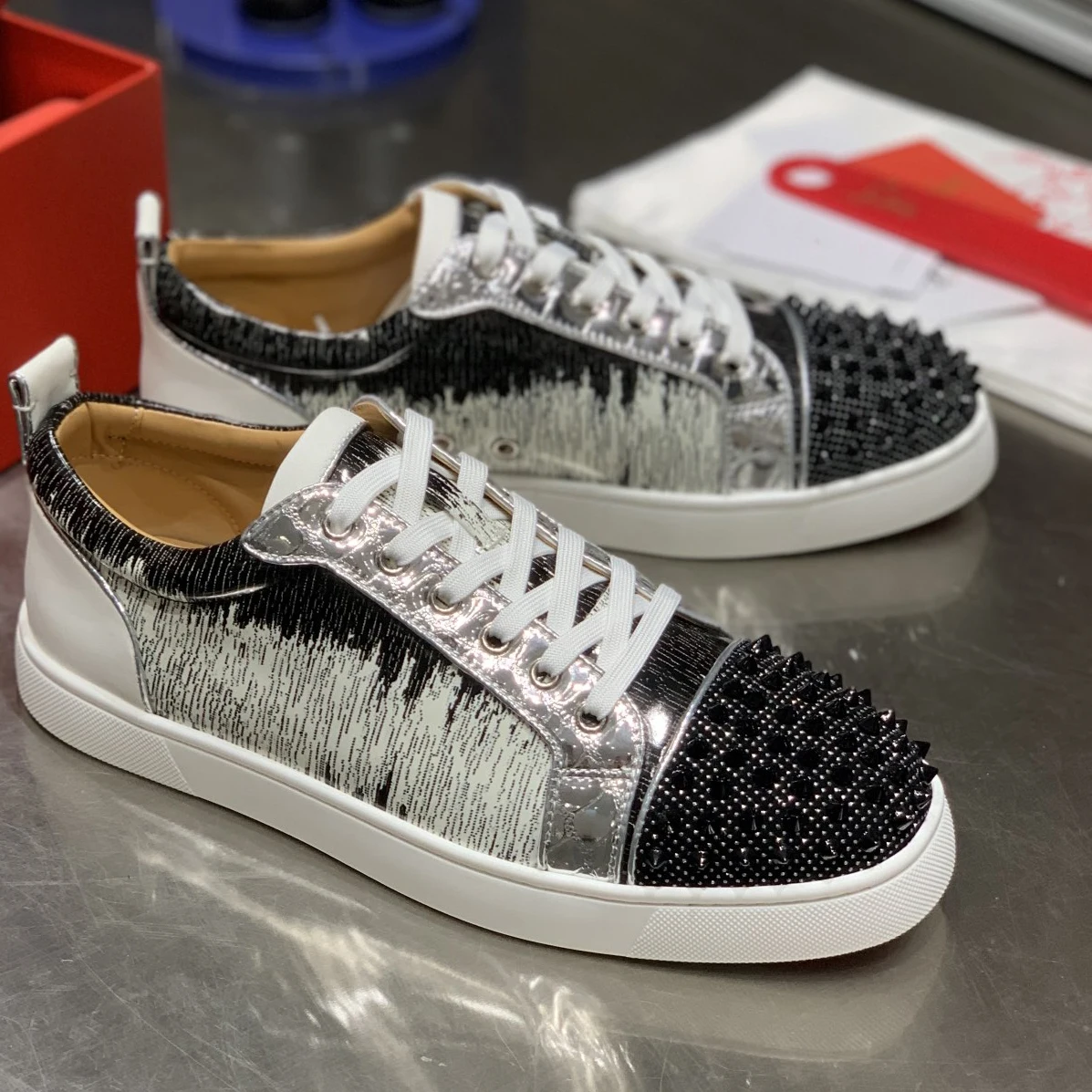 Top Quality Red Sole Womens Trendy Casual Shoes 35-48 Luxury Mens Real Leather Sneakers Designr Couple Rock Tide Shoes HJ1567
Top Quality Red Sole Womens Trendy Casual Shoes 35-48 Luxury Mens Real Leather Sneakers Designr Couple Rock Tide Shoes HJ1567