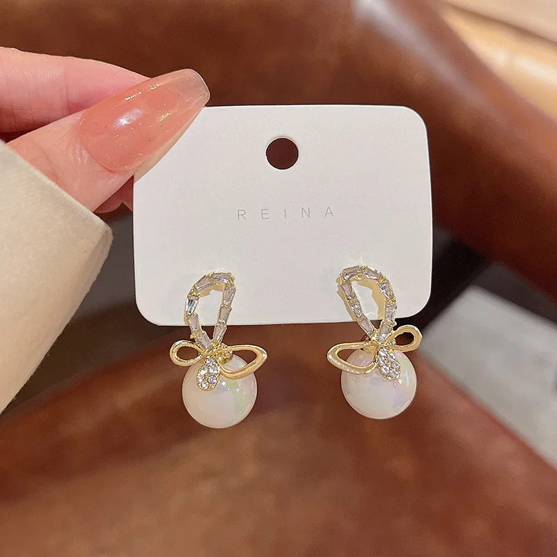 2022 Gold Bow Rhinestone Earrings for Women White Pearl Stud Earrings Geometric Fashion Animal Earrings Charm Luxury Jewelry
2022 Gold Bow Rhinestone Earrings for Women White Pearl Stud Earrings Geometric Fashion Animal Earrings Charm Luxury Jewelry