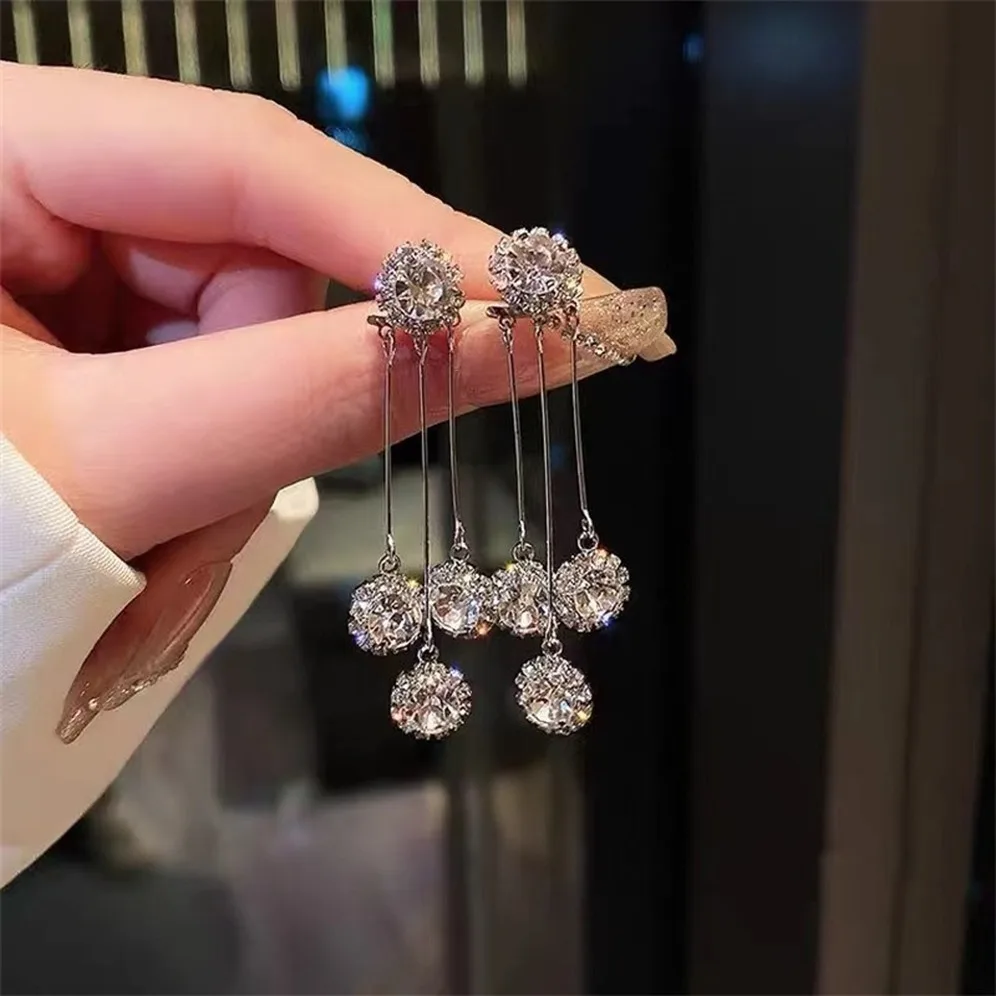 Luxurious Rhinestone Tassel Dangle Earrings for Women Shiny Zircon Temperament Ear Studs Charm Girl Ear Hook Trend Jewelry Gifts
Luxurious Rhinestone Tassel Dangle Earrings for Women Shiny Zircon Temperament Ear Studs Charm Girl Ear Hook Trend Jewelry Gifts