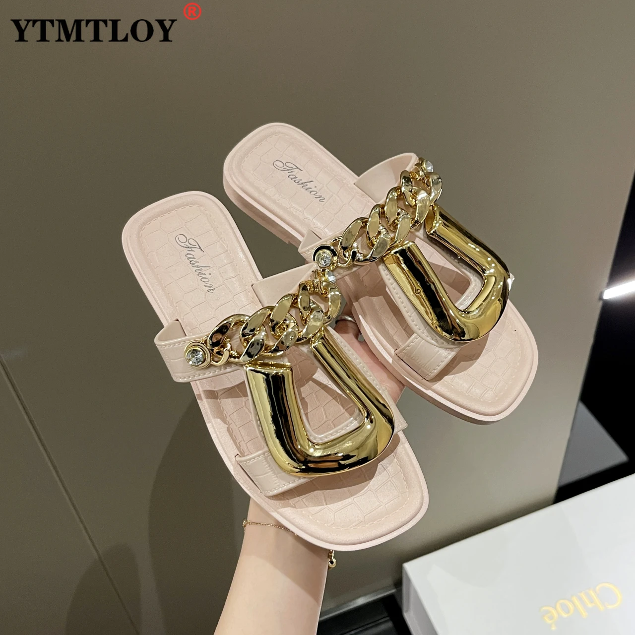 2022 Summer New Ladies Flip Flops Slides Fashion Black Metal Chain Decorated Flat Round Toe Women Slides Female Beach Shoes
2022 Summer New Ladies Flip Flops Slides Fashion Black Metal Chain Decorated Flat Round Toe Women Slides Female Beach Shoes