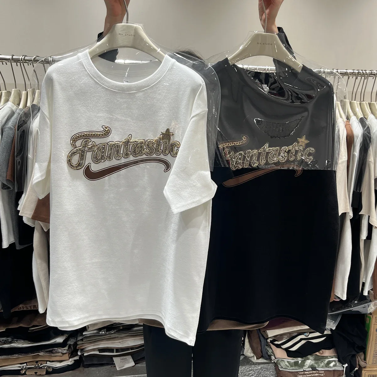 Хлопковая футболка с коротким рукавом и надписью, свободного кроя 
Хлопковая футболка с коротким рукавом и надписью, свободного кроя