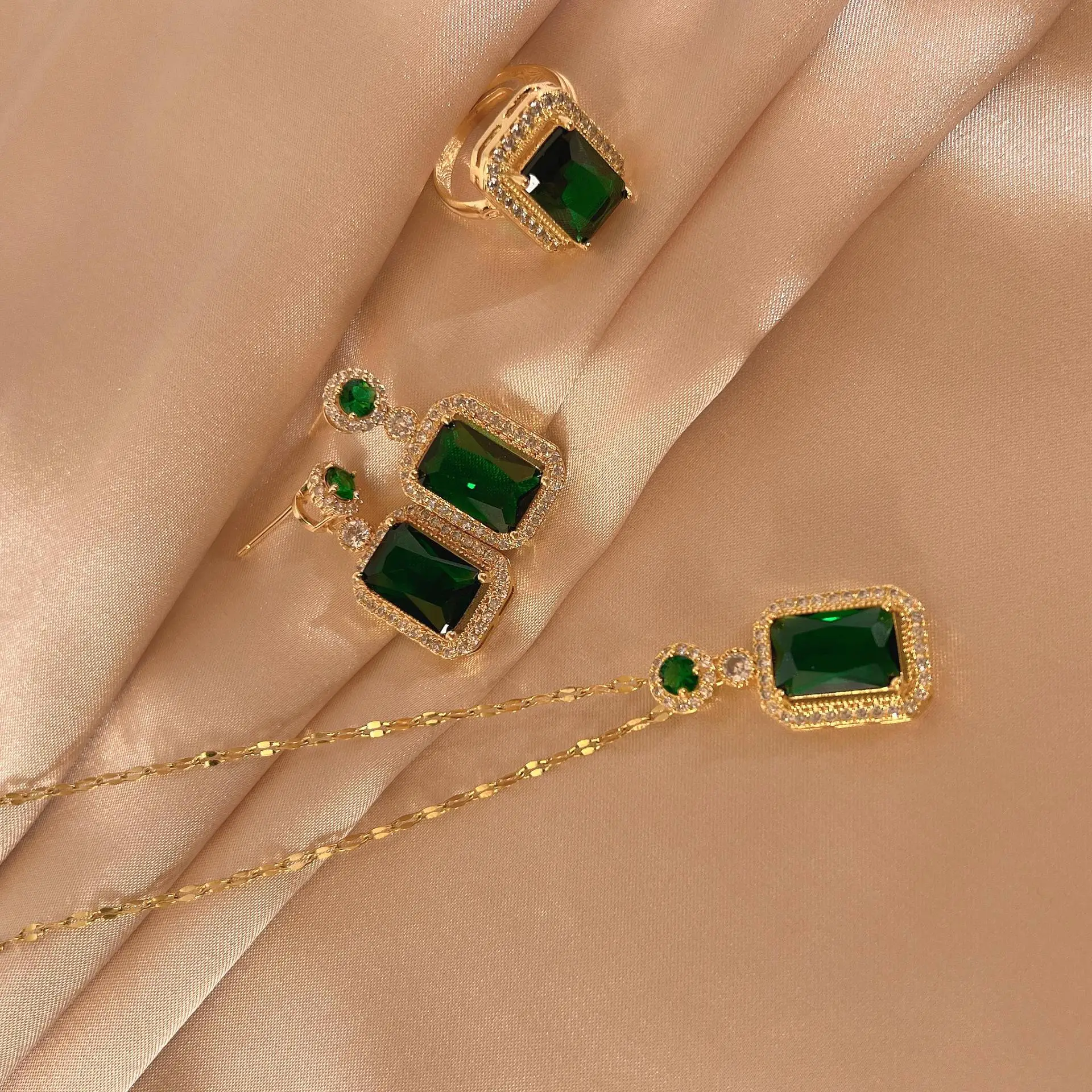 Ins Emerald Necklace Female Zircon Crystal Necklace Female Retro Emerald Temperament Jewelry Necklace Wholesale Sale 11
Ins Emerald Necklace Female Zircon Crystal Necklace Female Retro Emerald Temperament Jewelry Necklace Wholesale Sale 11