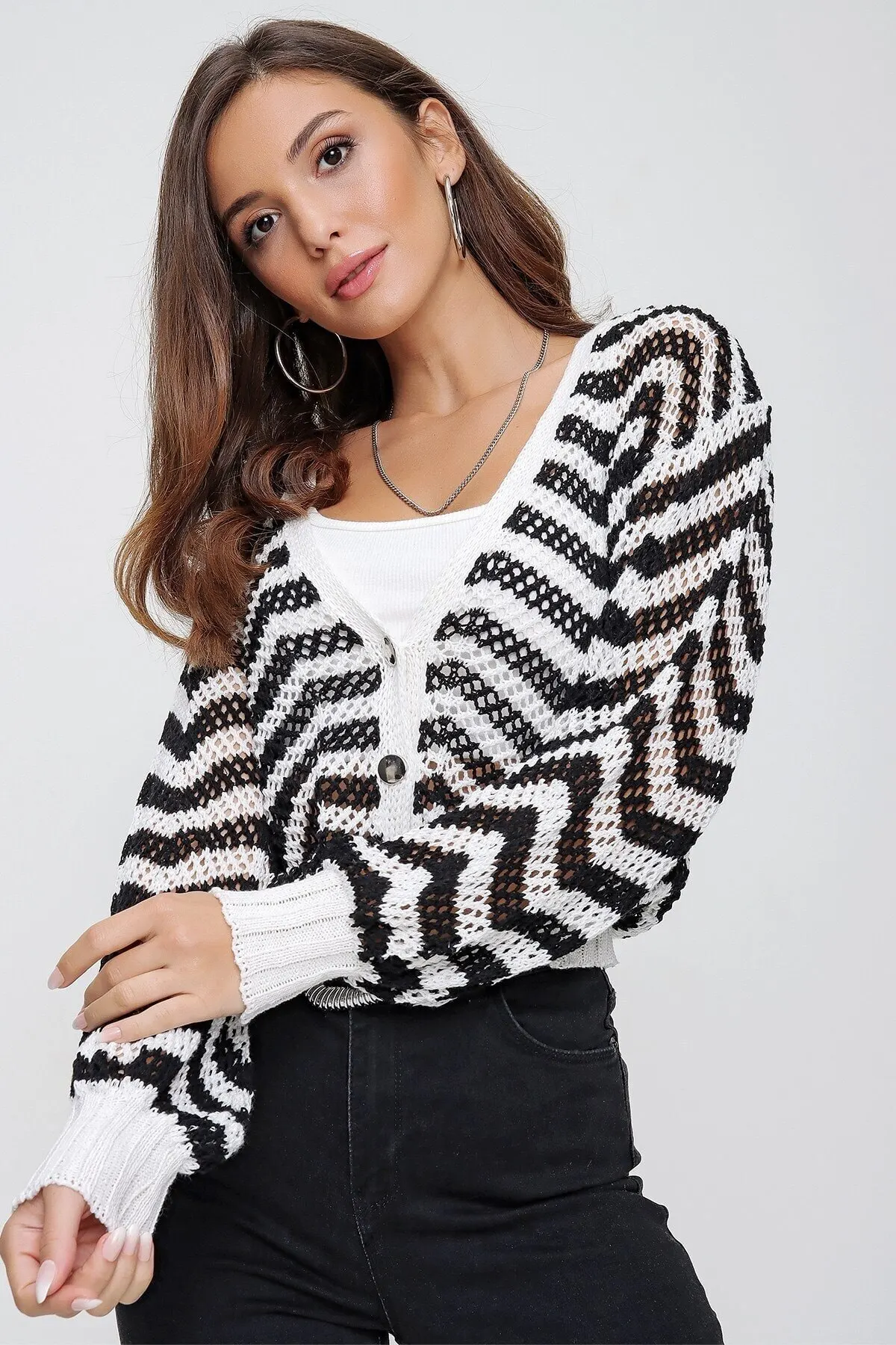 Женский кардиган в полоску, с металлической пуговицей 
Женский кардиган в полоску, с металлической пуговицей