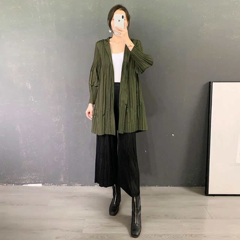 Женский плиссированный тренчкот Miyake, свободная стрейчевая куртка средней длины с длинным рукавом и капюшоном, на осень/зиму, 45-75 кг, 2022
Женский плиссированный тренчкот Miyake, свободная стрейчевая куртка средней длины с длинным рукавом и капюшоном, на осень/зиму, 45-75 кг, 2022