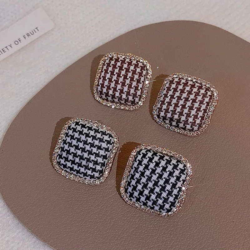 Luxury Designer Earrings for Women Korean Fashion Checkerboard Houndstooth Ladies Cloth Jewelry Accessories Wedding Party Gifts
Luxury Designer Earrings for Women Korean Fashion Checkerboard Houndstooth Ladies Cloth Jewelry Accessories Wedding Party Gifts