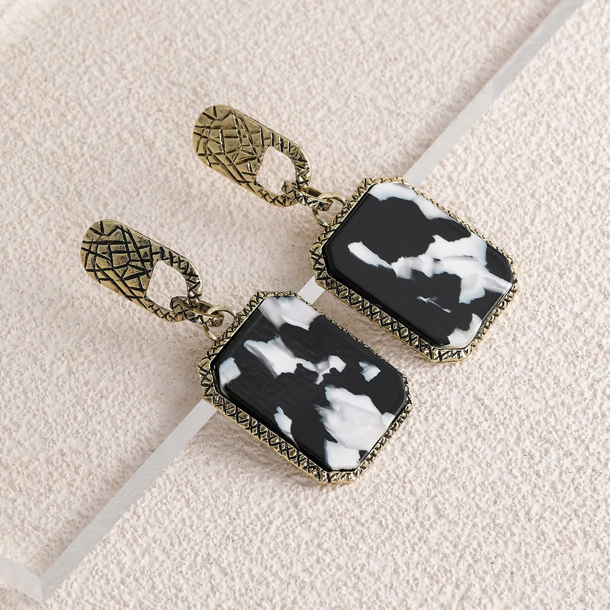 Fashion Simple And Versatile Leopard Print Niche Design Personality Geometric Street Shot Lady Temperament Ear Ornaments
Fashion Simple And Versatile Leopard Print Niche Design Personality Geometric Street Shot Lady Temperament Ear Ornaments