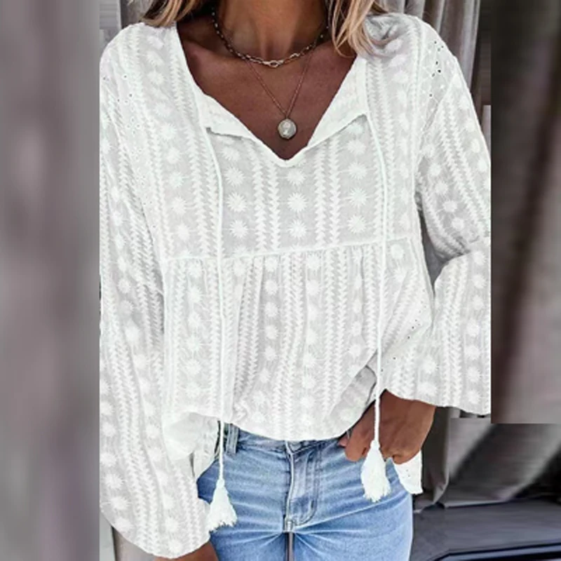 Блузка женская демисезонная с V-образным вырезом и кисточками 
Блузка женская демисезонная с V-образным вырезом и кисточками