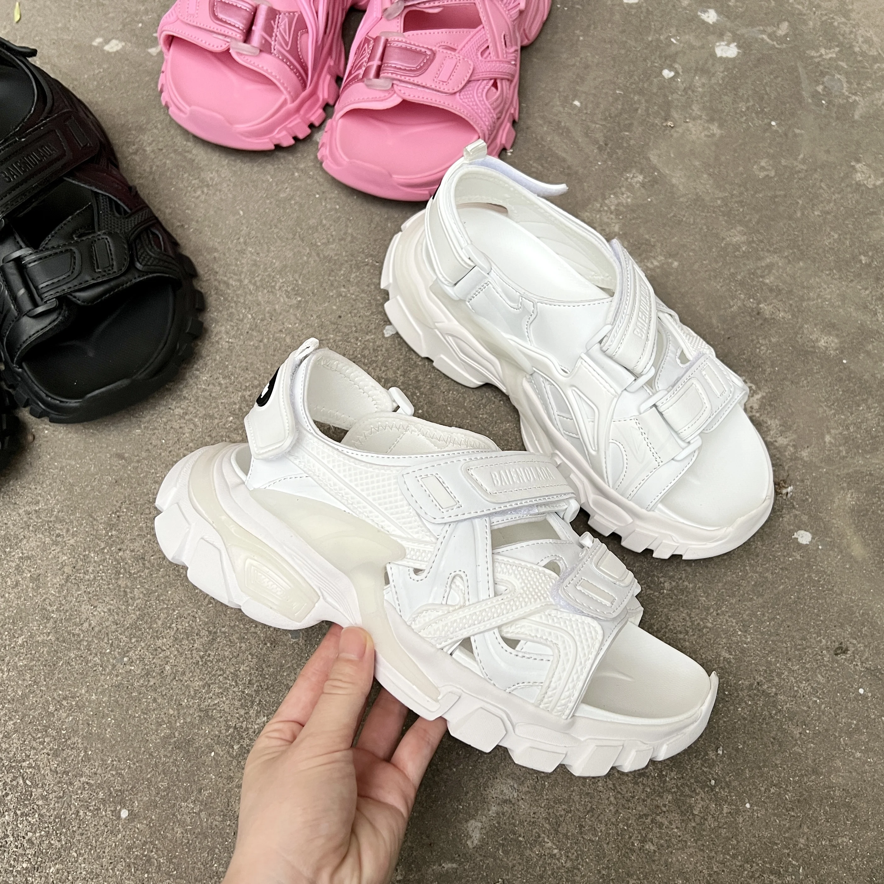 2022 Summer Luxury Designer Woman Platform Track 3.0 running shoes wedges slippers chunky sneakers
2022 Summer Luxury Designer Woman Platform Track 3.0 running shoes wedges slippers chunky sneakers