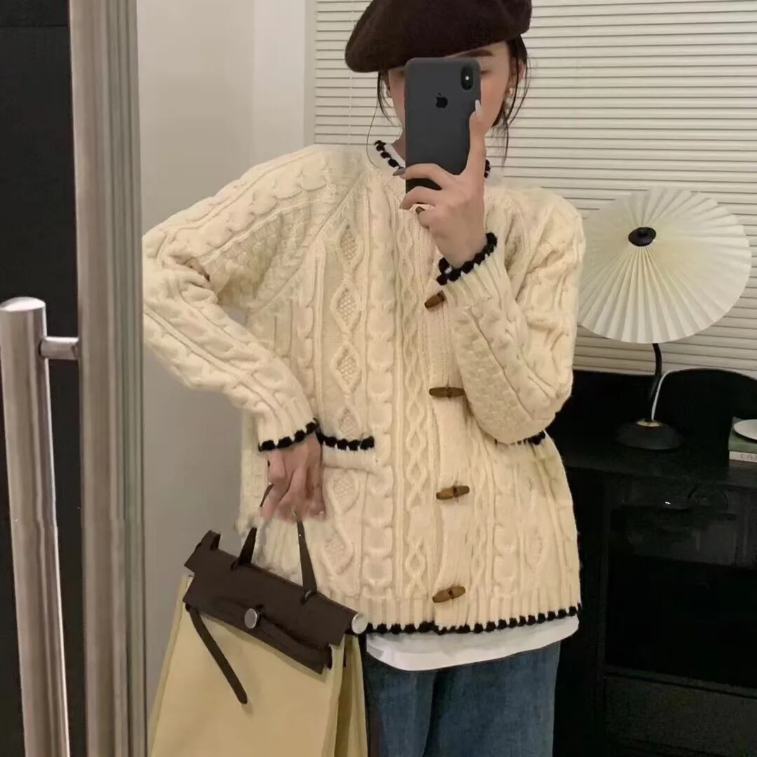 Женский свитер с пуговицами-рогами, на осень и зиму
Женский свитер с пуговицами-рогами, на осень и зиму