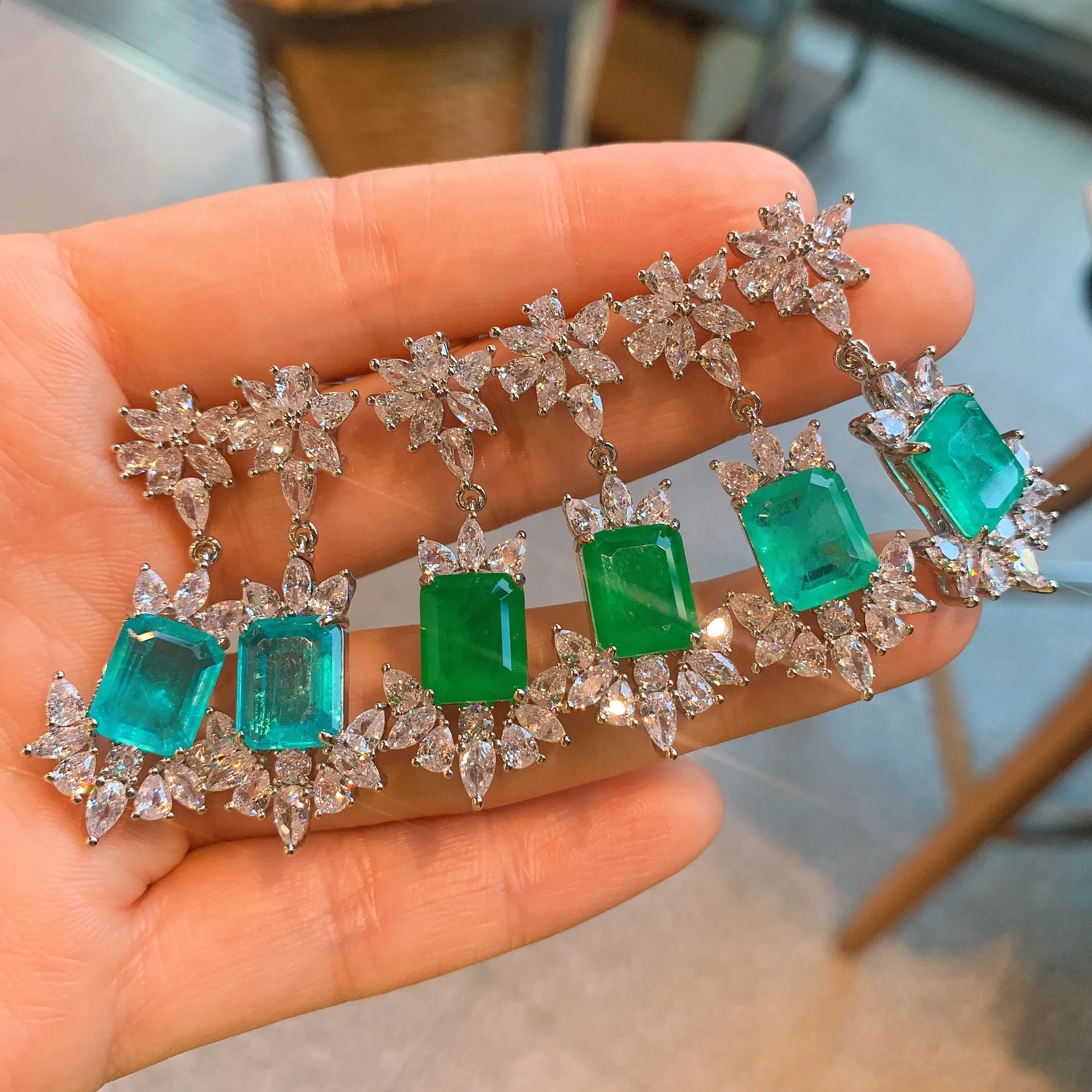 RUZZALLATI 2022 Brand New Natural Paraiba Tourmaline Emerald Gemstones Earring For Women 925 Silver Charm Dangler Drop Shipping
RUZZALLATI 2022 Brand New Natural Paraiba Tourmaline Emerald Gemstones Earring For Women 925 Silver Charm Dangler Drop Shipping