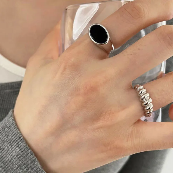 New Trend 2022 Geometric Oval Black Resin Silver Color Opening Rings Women Punk Hip-hop Fashion Jewelry
New Trend 2022 Geometric Oval Black Resin Silver Color Opening Rings Women Punk Hip-hop Fashion Jewelry