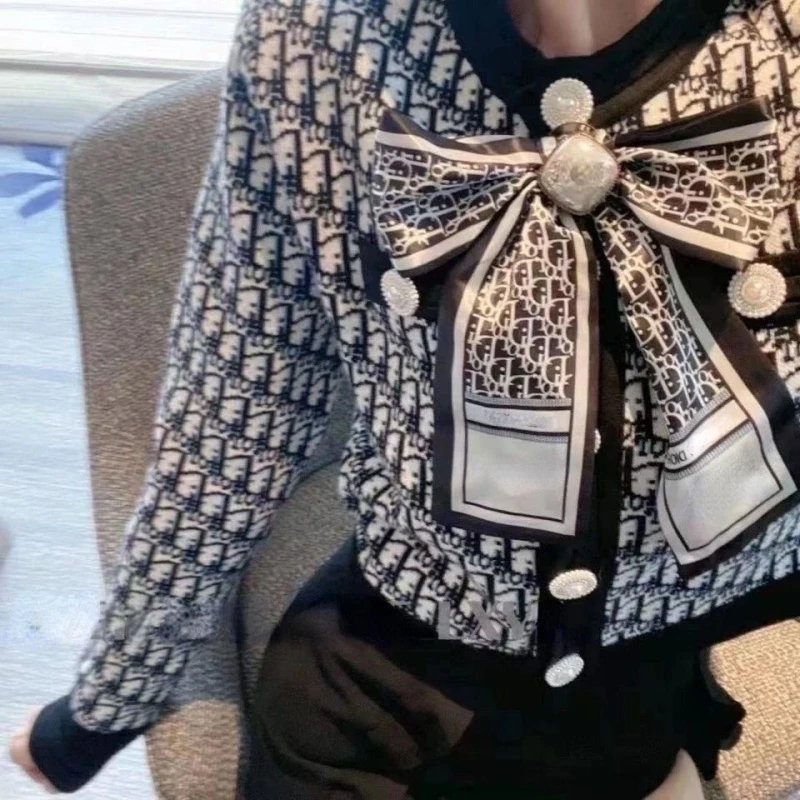 2022 Korean Fashion Women Sweater Shirt Black Chic Letter Brooch Bow Long-sleeved Casual Shirts Knitted Slim Top Jacket Coat
2022 Korean Fashion Women Sweater Shirt Black Chic Letter Brooch Bow Long-sleeved Casual Shirts Knitted Slim Top Jacket Coat