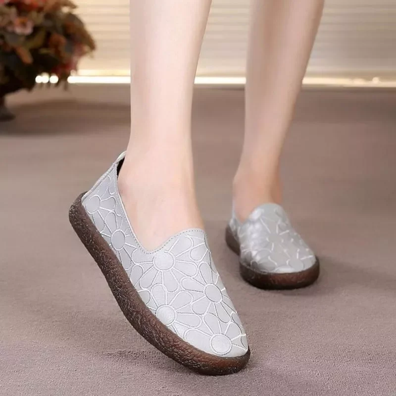 NEW 2023 loafers 2022 new embroidered comfortable soft solid color women flats non slip breathable casual shoes women sandals
NEW 2023 loafers 2022 new embroidered comfortable soft solid color women flats non slip breathable casual shoes women sandals