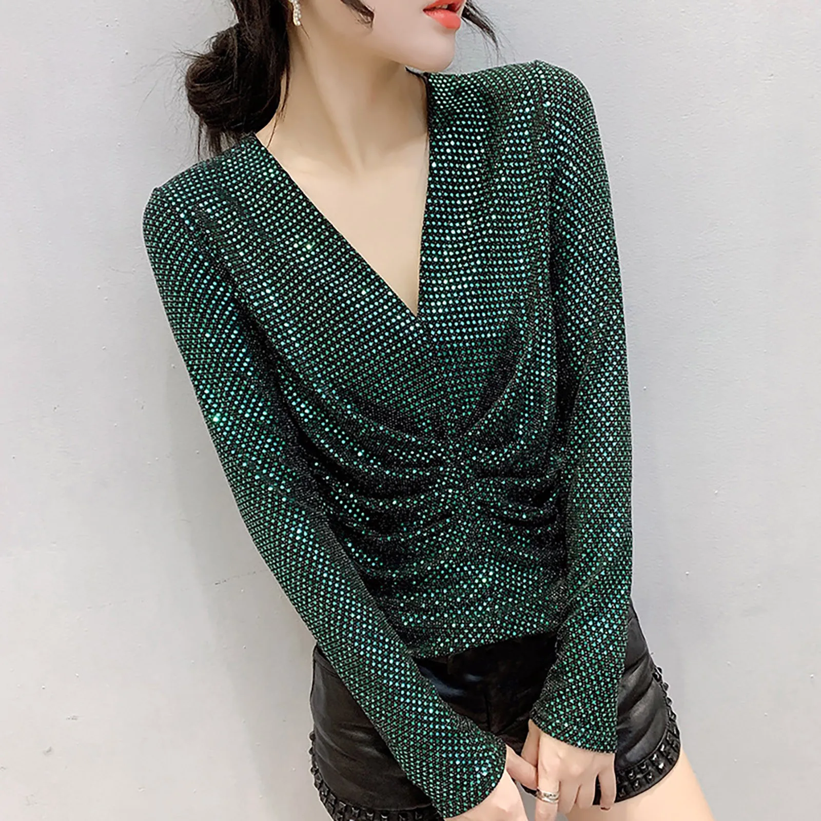 Новинка 2023, блестящая плиссированная футболка с блестками для женщин, тонкая сексуальная женская футболка с длинным рукавом и V-образным вы...
Новинка 2023, блестящая плиссированная футболка с блестками для женщин, тонкая сексуальная женская футболка с длинным рукавом и V-образным вы...