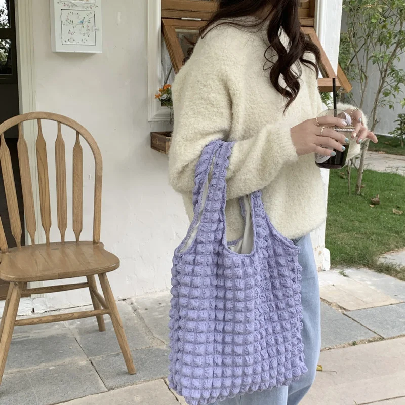 Новинка 2023, мессенджер на плечо с цветами из пузырьков, Высококачественная женская простая сумка, холщовые милые сумки, повседневная сумка-тоут, клетчатая плиссированная сумка для девушек 
Новинка 2023, мессенджер на плечо с цветами из пузырьков, Высококачественная женская простая сумка, холщовые милые сумки, повседневная сумка-тоут, клетчатая плиссированная сумка для девушек