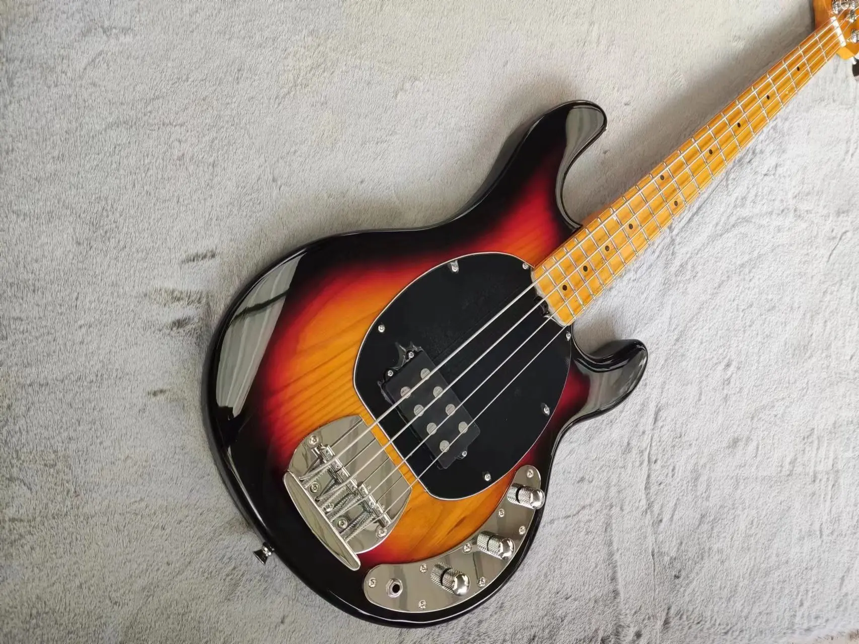 Это профессиональная 4-струнная бас-электрическая гитара с меняющим цвет лицом заката. У него красивый тон
Это профессиональная 4-струнная бас-электрическая гитара с меняющим цвет лицом заката. У него красивый тон