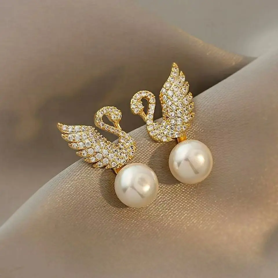 S925 Silver Needle Earrings For Women Swan Zircon Inlay Brick Ear Studs Shiny Upscale Luxury Simple Temperament Pearl Earrings 
S925 Silver Needle Earrings For Women Swan Zircon Inlay Brick Ear Studs Shiny Upscale Luxury Simple Temperament Pearl Earrings