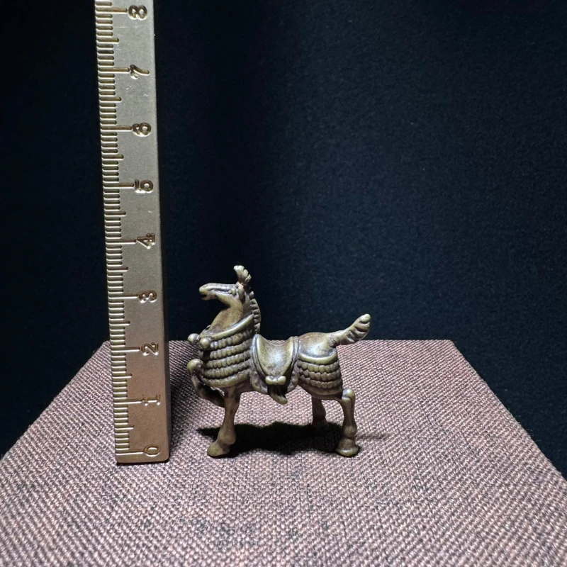 Ретро латунная фигурка боевой лошади 
Ретро латунная фигурка боевой лошади