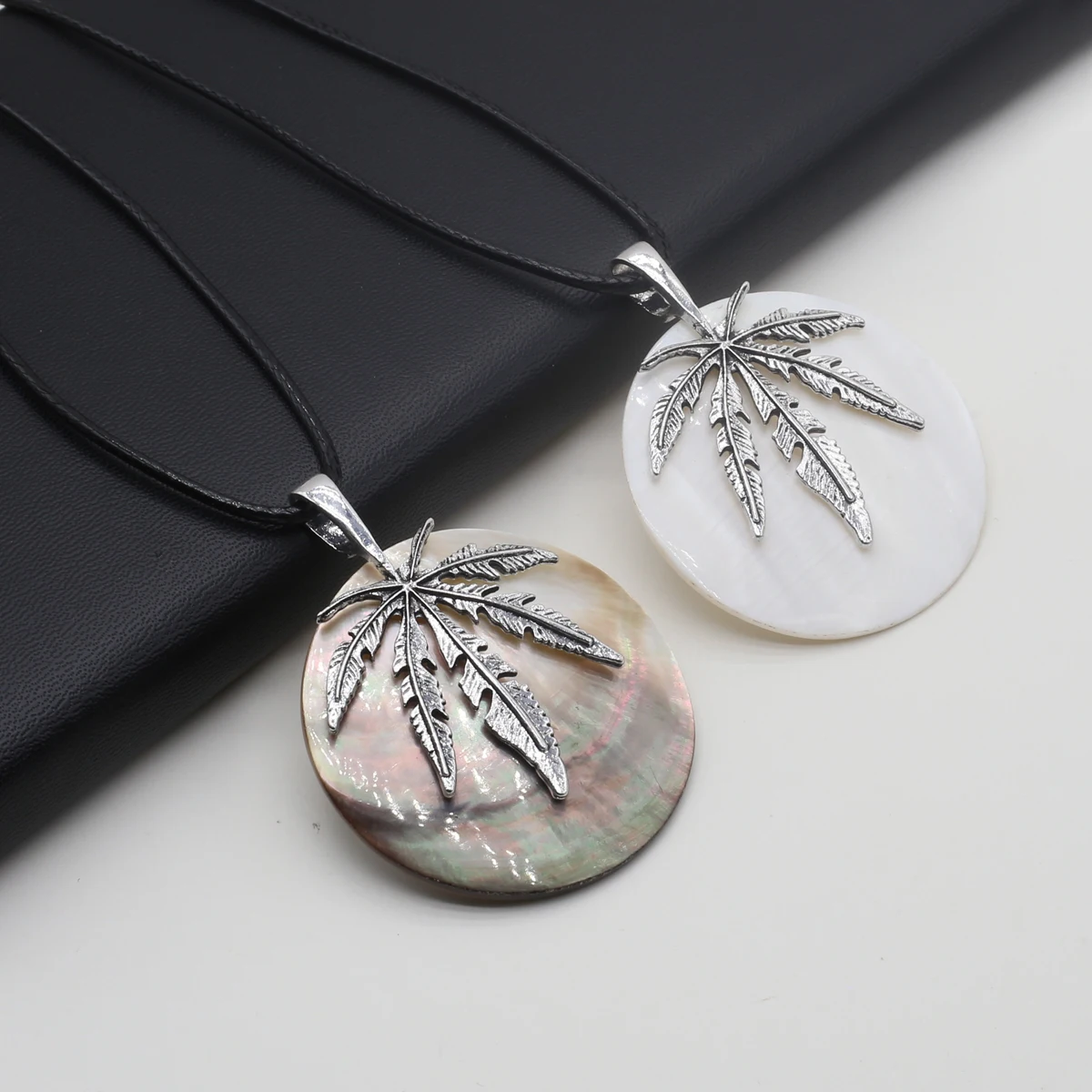 Natural Shell Mother-of-Pearl Oval Maple Leaf Decorative Melon Seed Buckle Pendant Necklace Women Charm Jewelry
Natural Shell Mother-of-Pearl Oval Maple Leaf Decorative Melon Seed Buckle Pendant Necklace Women Charm Jewelry
