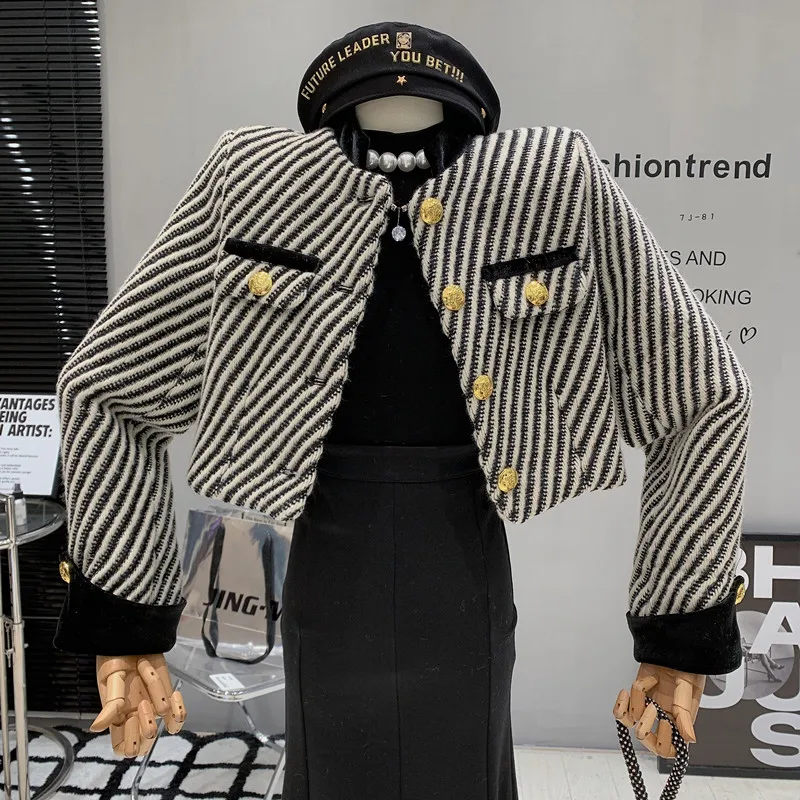 New in Women's Clothing 2022 Winter Temperament tweed Short striped coat fashionable Top jacket veste femme
New in Women's Clothing 2022 Winter Temperament tweed Short striped coat fashionable Top jacket veste femme