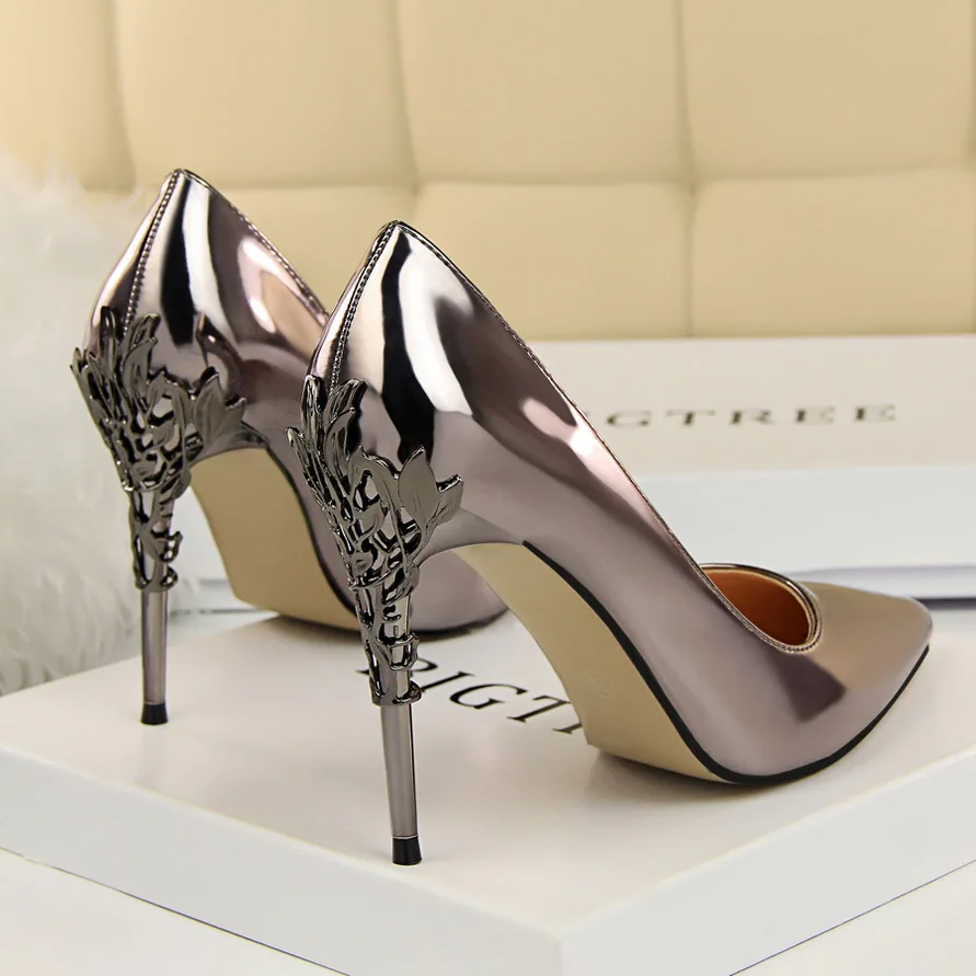 Classic Metal Carved Heels Women's Party Shoes 2022 New Shallow Patent Leather Fashion Women Pumps Pointed High Heels Shoes 10CM
Classic Metal Carved Heels Women's Party Shoes 2022 New Shallow Patent Leather Fashion Women Pumps Pointed High Heels Shoes 10CM