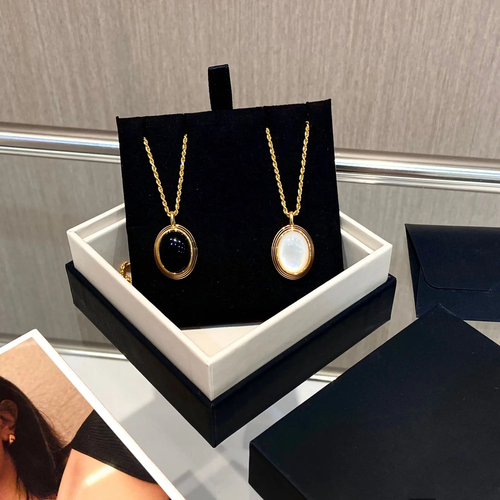 Savi Same Ridge Oval Fritillary Black Agate Pendant Necklace Personality Sterling Silver Gold Plating Sweater Chain All-Matching 
Savi Same Ridge Oval Fritillary Black Agate Pendant Necklace Personality Sterling Silver Gold Plating Sweater Chain All-Matching