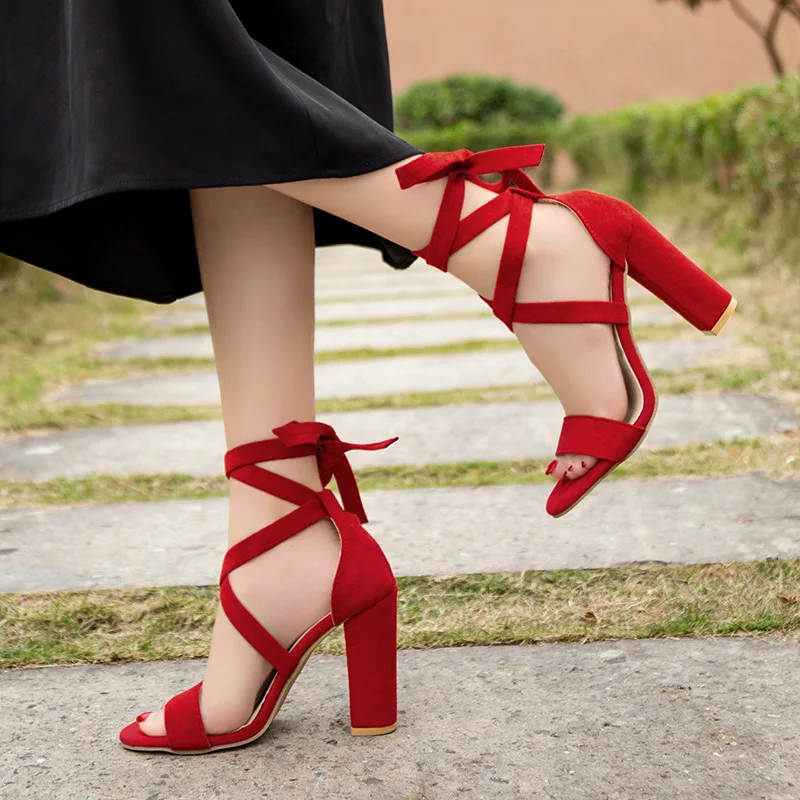 

Женские босоножки с ремешком на щиколотке, красные сандалии-гладиаторы на квадратном каблуке с открытым носком и перекрестной шнуровкой
