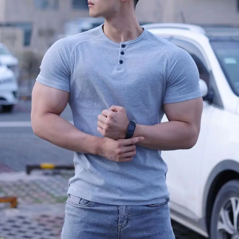 Новинка 2023, модный тренд, мужская повседневная Летняя однотонная Спортивная футболка для фитнеса Генри кедра, облегающая повседневная одежда в полоску и с железом
Новинка 2023, модный тренд, мужская повседневная Летняя однотонная Спортивная футболка для фитнеса Генри кедра, облегающая повседневная одежда в полоску и с железом