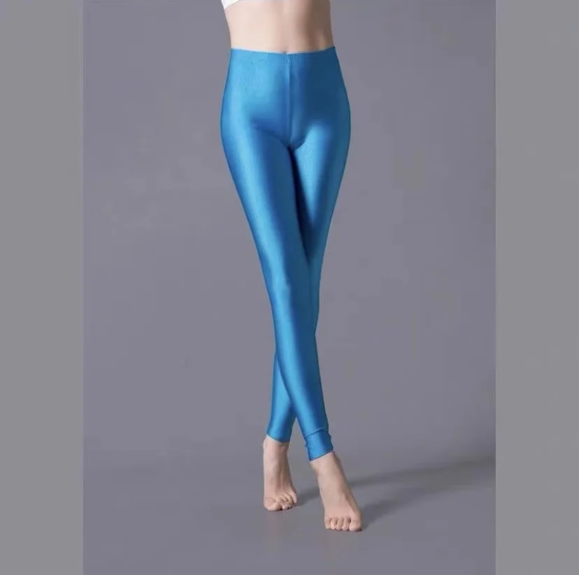 Модные женские леггинсы 2022 весна-лето девять точек ледяная шелковая верхняя одежда для йоги однотонные плотные блестящие тонкие брюки-карандаш
Модные женские леггинсы 2022 весна-лето девять точек ледяная шелковая верхняя одежда для йоги однотонные плотные блестящие тонкие брюки-карандаш