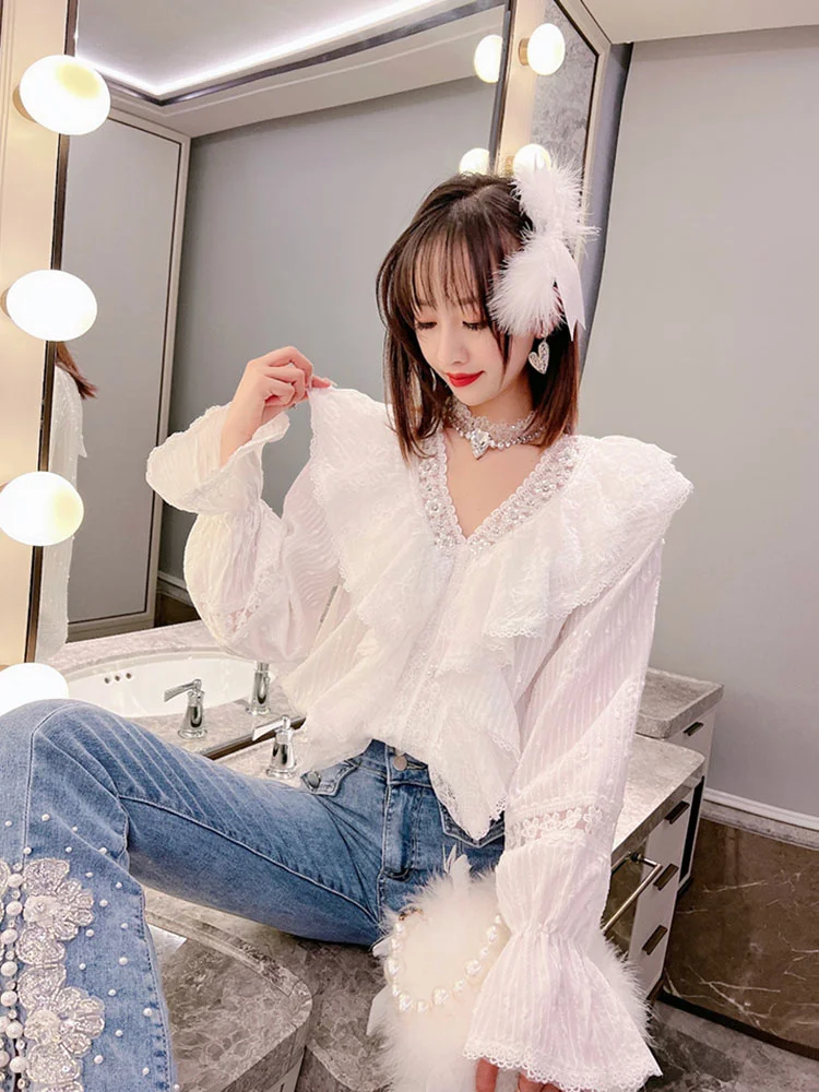 French minority heavy industry beaded v-neck white shirt for women in spring 2022
French minority heavy industry beaded v-neck white shirt for women in spring 2022