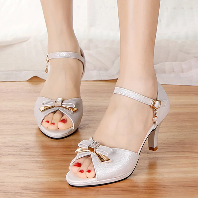 2020 Spring Summer Women Wedding Shoes Bridal Open Toe Dres Shoes Woman Pumps Ankle Strap Sandals Peep Toe Party Shoes 7958N
2020 Spring Summer Women Wedding Shoes Bridal Open Toe Dres Shoes Woman Pumps Ankle Strap Sandals Peep Toe Party Shoes 7958N