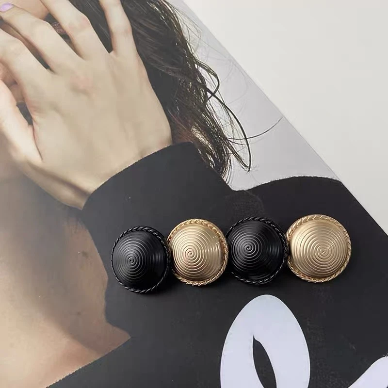 10pcs 20/25mm Black Buttons for Clothing Fashion Simple Spiral Pattern Golden Buttons for Coats High Quality Metal Shank Button
10pcs 20/25mm Black Buttons for Clothing Fashion Simple Spiral Pattern Golden Buttons for Coats High Quality Metal Shank Button