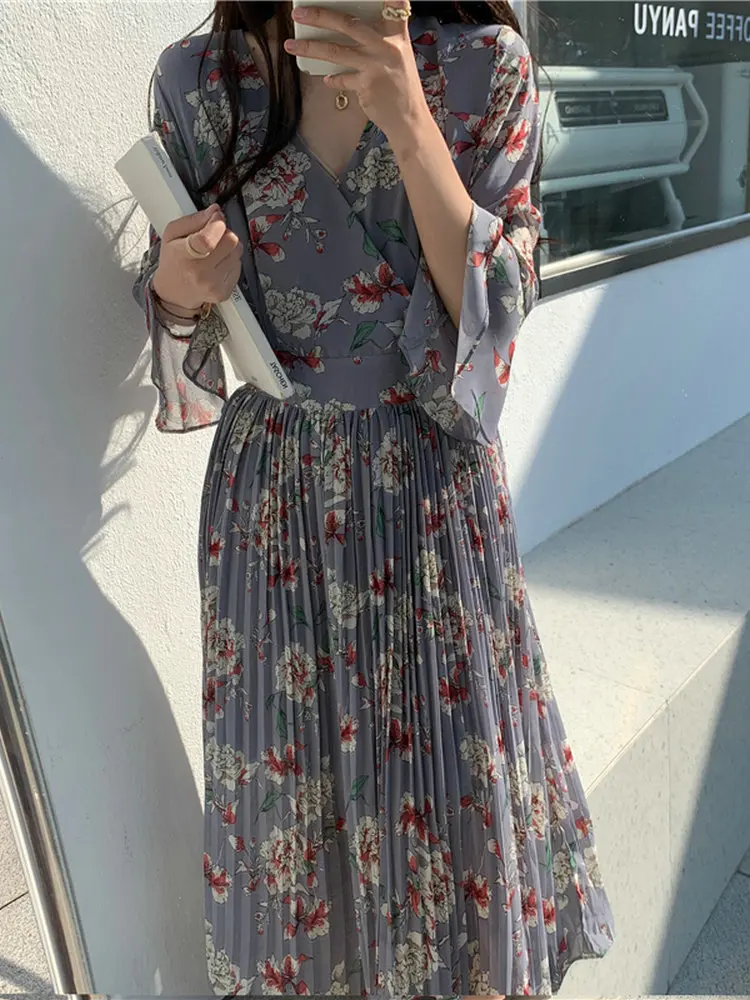 2022 Summer Women Romantic Floral Chiffon Wrap Dresses Flare Sleeve V-Neck Pleated Dress Fenale Holiday One Piece Purple Robe
2022 Summer Women Romantic Floral Chiffon Wrap Dresses Flare Sleeve V-Neck Pleated Dress Fenale Holiday One Piece Purple Robe