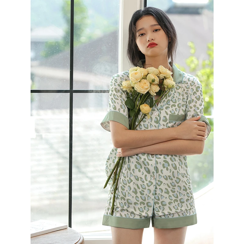 Пижама женская с коротким рукавом, комплект из 2 предметов, шелковая модная одежда для сна, пикантный пижамный комплект с зеленым леопардовым принтом, весна-лето 
Пижама женская с коротким рукавом, комплект из 2 предметов, шелковая модная одежда для сна, пикантный пижамный комплект с зеленым леопардовым принтом, весна-лето