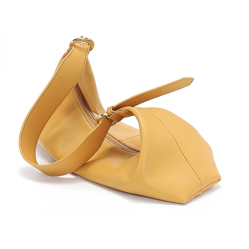 2022 New European and American retro underarm bag Fashion trend Women's handbag Cloud bag Commuter shoulder bag Pure leather bag
2022 New European and American retro underarm bag Fashion trend Women's handbag Cloud bag Commuter shoulder bag Pure leather bag