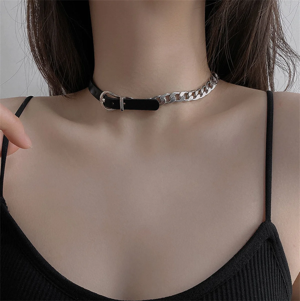 Dark Style PU Leather Choker Splicing Titanium Steel Chain Necklace Sexy Disco Choker Collar Personality Punk Gothic Jewelry
Dark Style PU Leather Choker Splicing Titanium Steel Chain Necklace Sexy Disco Choker Collar Personality Punk Gothic Jewelry