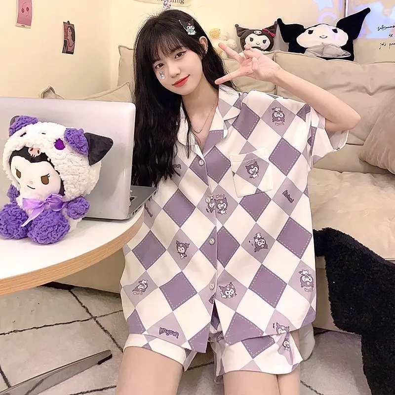 Kawaii Sanrios Kuromi летний пижамный комплект Женская одежда для отдыха одежда для сна кардиган с отворотом тонкие шорты с коротким рукавом
Kawaii Sanrios Kuromi летний пижамный комплект Женская одежда для отдыха одежда для сна кардиган с отворотом тонкие шорты с коротким рукавом